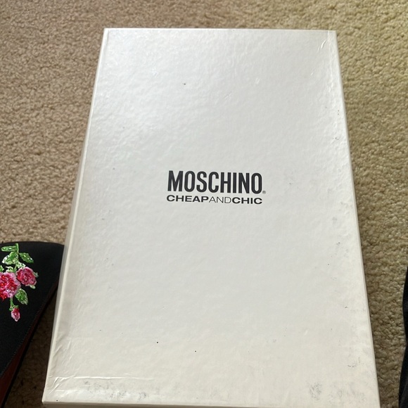 NWT MOSCHINO black fabric peep toe heels w floral beading. Floral delight 7. - Picture 11 of 11